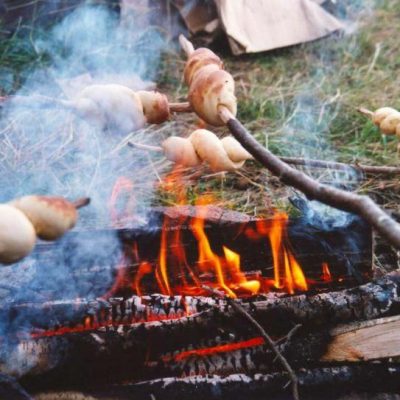 Stockbrot und Kartoffeln aus dem Feuer